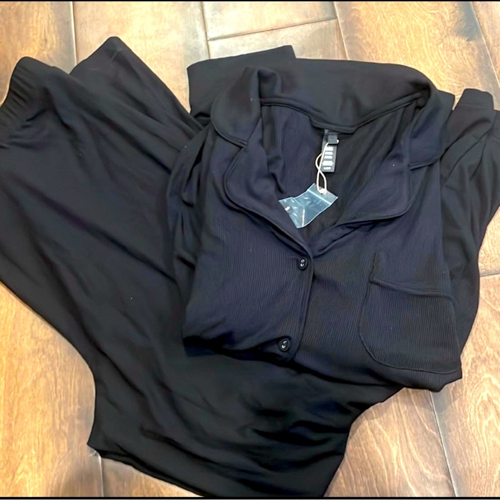 NWT Skims PJ Set. XL in the color Onyx